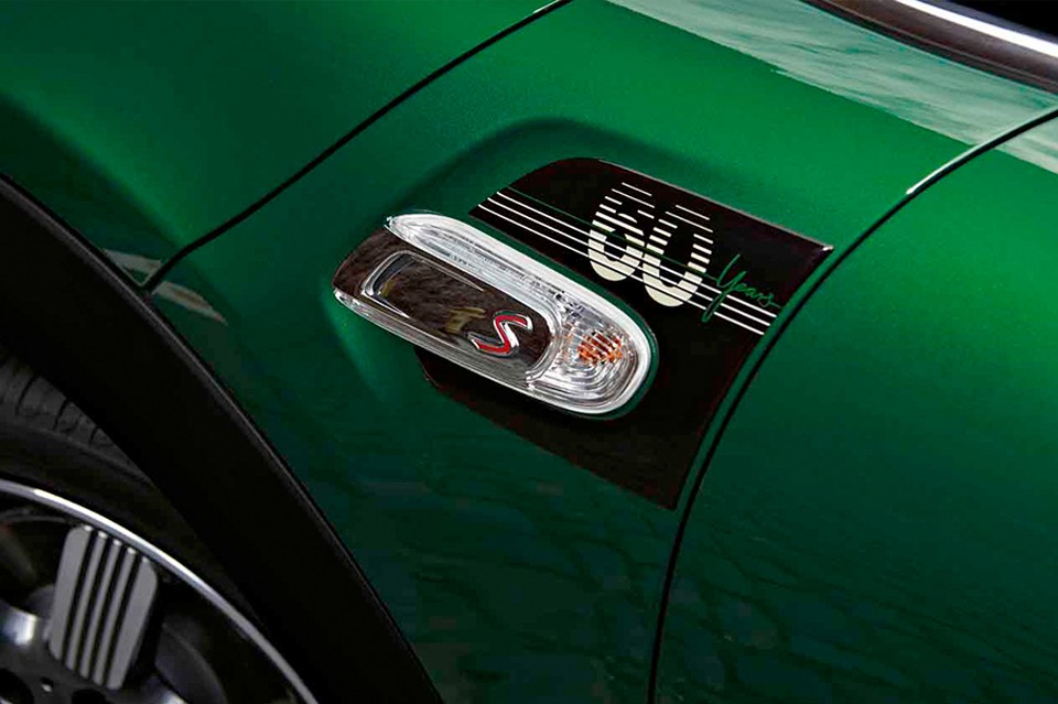STICKER RONDOM ZIJKNIPPERLICHTEN MET 60 YEARS LOGO